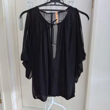 ANNARITA N 블랙 오부 소매 오픈 숄더 블라우스
