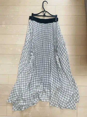 릴리 브라운 체크 무늬 플레어 롱 스커트