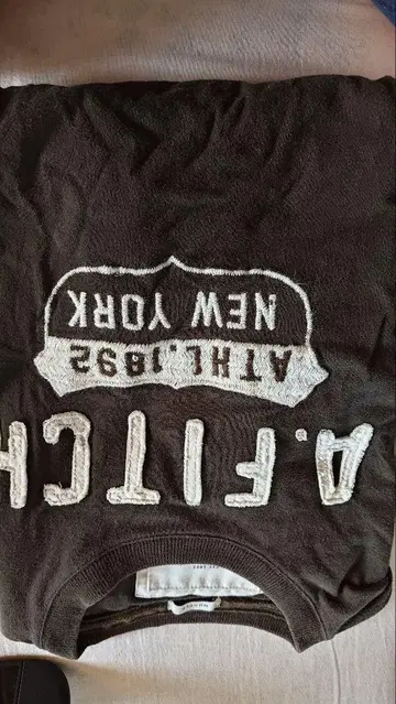 Abercrombie & Fitch M 사이즈 티셔츠 다크 브라운