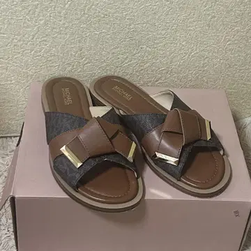 MICHAEL KORS 모노그램 플랫 샌들