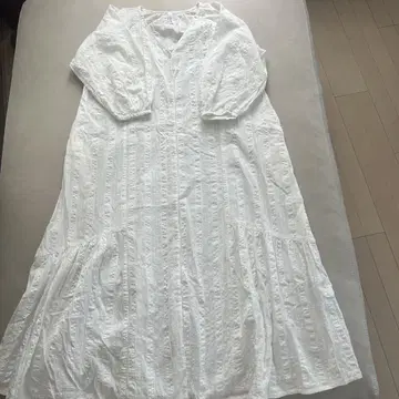 LUPILIEN 화이트 벌룬 슬리브 V넥 원피스 면 100
