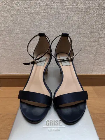 Le Talon GRISE 네이비 새틴 힐 샌들