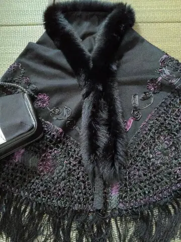 블랙 자수 퍼 숄