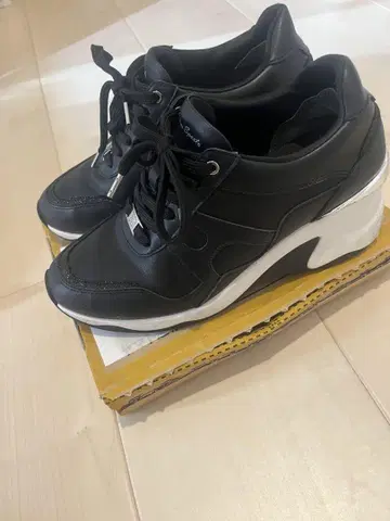 호킨스 스포츠 힐업 라메 스니커즈 24cm
