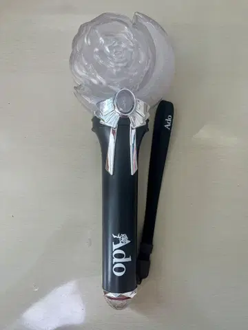 Ado 응원봉 모나리자의 옆모습
