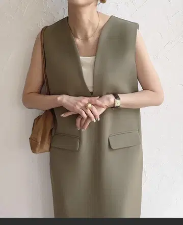 JUNOAH 깊은 V넥 백 슬릿 라인 원피스