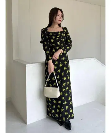 SNIDEL 드레이프 타이트 레이온 프린트 원피스