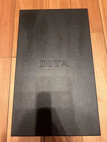 DITA 가죽 안경 케이스 (거울 포함)