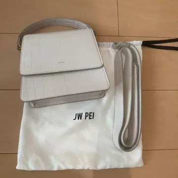 JW PEI 화이트 악어 엠보싱 핸드백