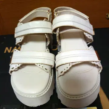 RANDA 컷워크 볼륨 샌들
