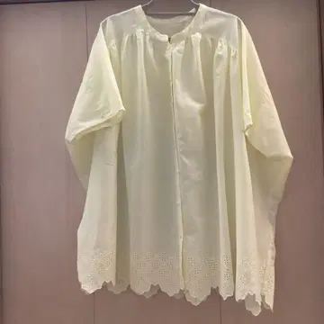 비어즐리 코튼 쉬폰 개더 블라우스 컷워크