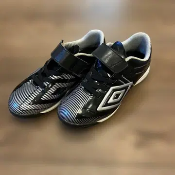 Umbro 풋살화 블랙/화이트