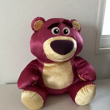 보라색과 금색 곰 봉제인형