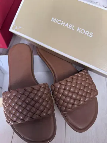 MICHAEL KORS 브라운 뜨개질 샌들