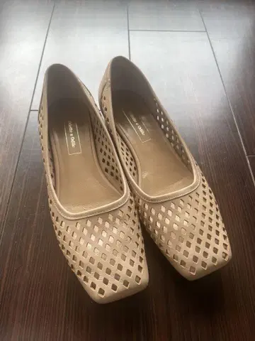 오데뜨 앤 오딜 메쉬 가죽 펌프스 베이지 24.5cm