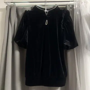블랙 벨벳 하이넥 퍼프 슬리브