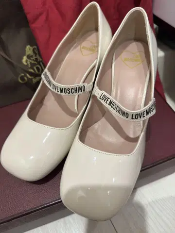 LOVE MOSCHINO 아이보리 펌프스