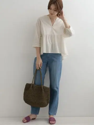 어반 리서치 도어스 도비 플레어 블라우스 베이지