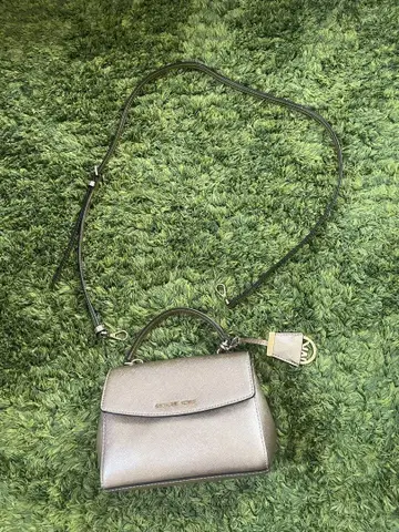MICHAEL KORS 골드 핸드백