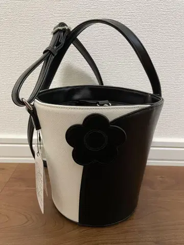 MARY QUANT 투톤 컬러 데이지 숄더