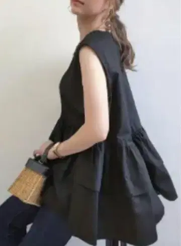 민소매 프릴 상의 블랙