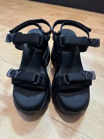 Yello tokyo black 샌들 통굽