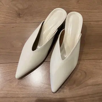 화이트 스틸레토 슬립온 뮬 펌프스