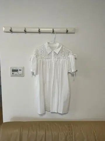 새상품 레이스 달린 화이트 셔츠 반팔