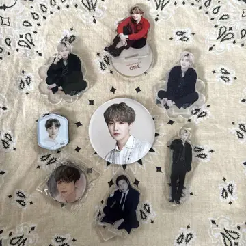 BTS SUGA 윤기 아크릴 스탠드 캔뱃지 세트
