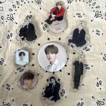 BTS SUGA 윤기 아크릴 스탠드 캔뱃지 세트