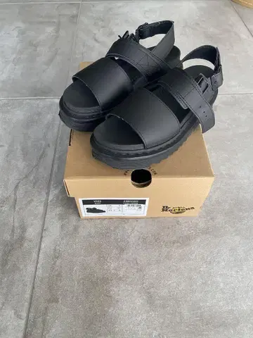 Dr.Martens / 닥터마틴 VOSS 스트랩 샌들 UK4