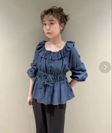 릴리 브라운 프릴 오프숄더 블라우스