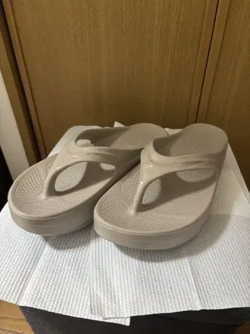 OOFOS 베이지 샌들