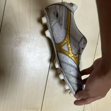 Mizuno Morelia II 화이트/골드 스파이크 슈즈