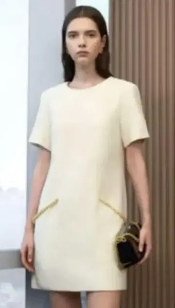 크림색 미니 원피스 반팔 포켓 부착