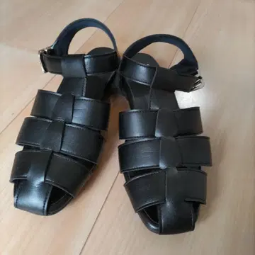 블랙 구르카 샌들