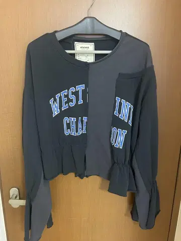 에신타 리메이크 프릴 맨투맨