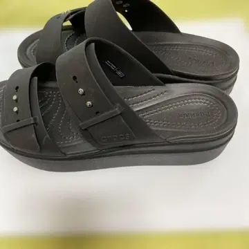 CROCS 블랙 샌들 스트랩 포함