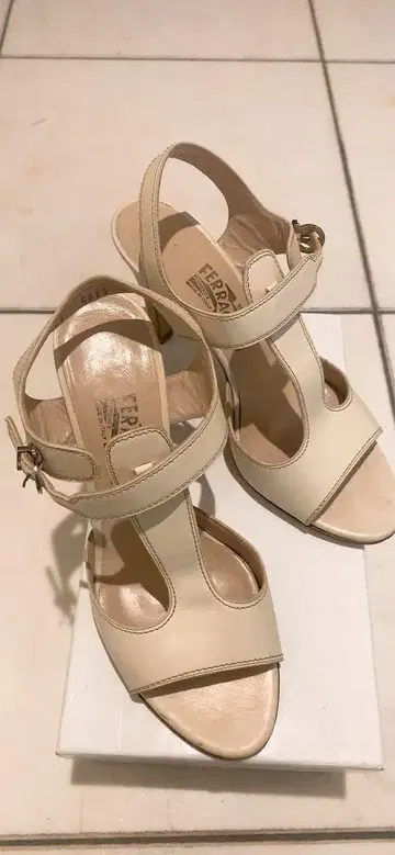 Ferragamo 아이보리 샌들