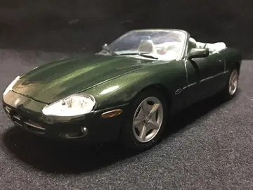재규어 XK8 컨버터블 1/18 스케일
