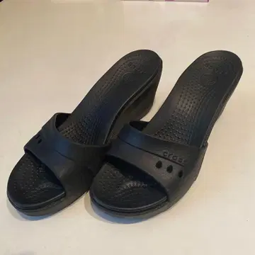 crocs 블랙 웨지 샌들 8