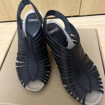 CAMPER 블랙 오픈토 샌들