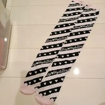 엔젤릭 프리티 하트 보더 삭스 블랙 핑크