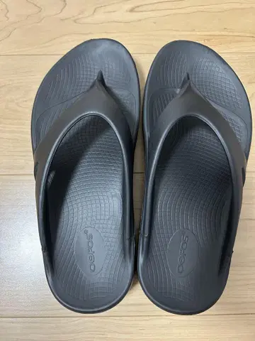 Oofos 블랙 비치 샌들 리커버리