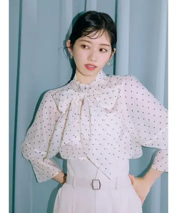 릴리 브라운 오간자 볼륨 플레어 보타이 블라우스 도트