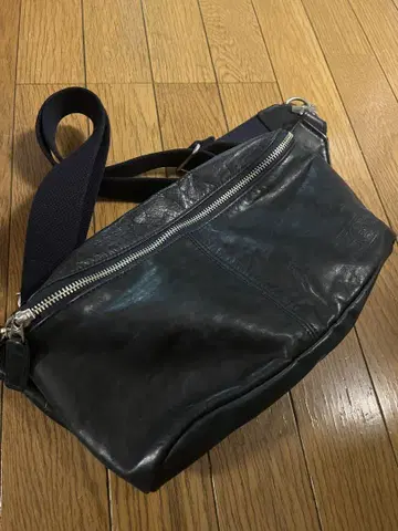버틀러 버너 세일즈 네이비 가죽 숄더백