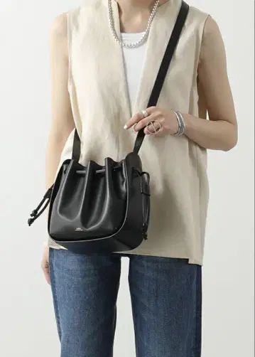 A.P.C 아페쎄 가죽 코트니 숄더백 블랙