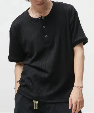 adoon plain 스냅 버튼 헨리넥 티셔츠 블랙