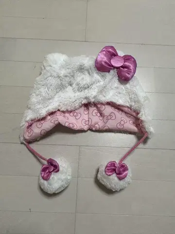 헬로키티 디자인 모자