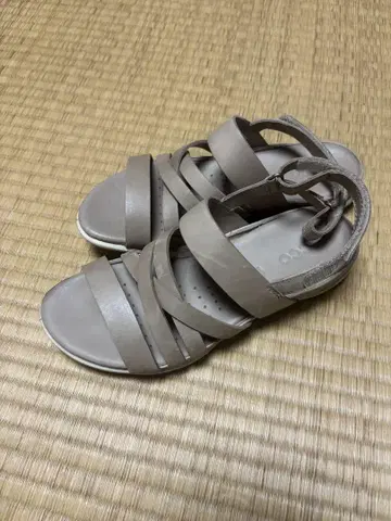 ECCO 베이지 스트랩 샌들 37